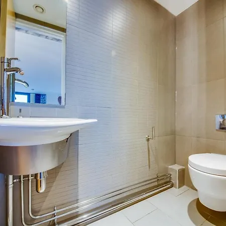 Spacious 3-bed Penthouse With Sky Line Views