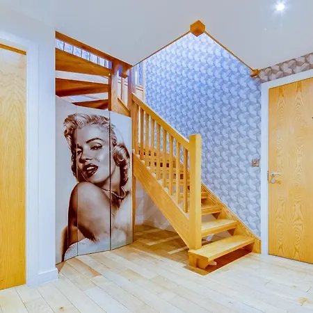 Apartment Spacious 3-bed Penthouse With Sky Line Views