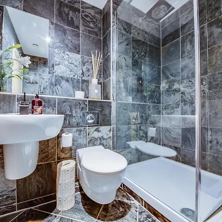 Spacious 3-bed Penthouse With Sky Line Views * Sheffield